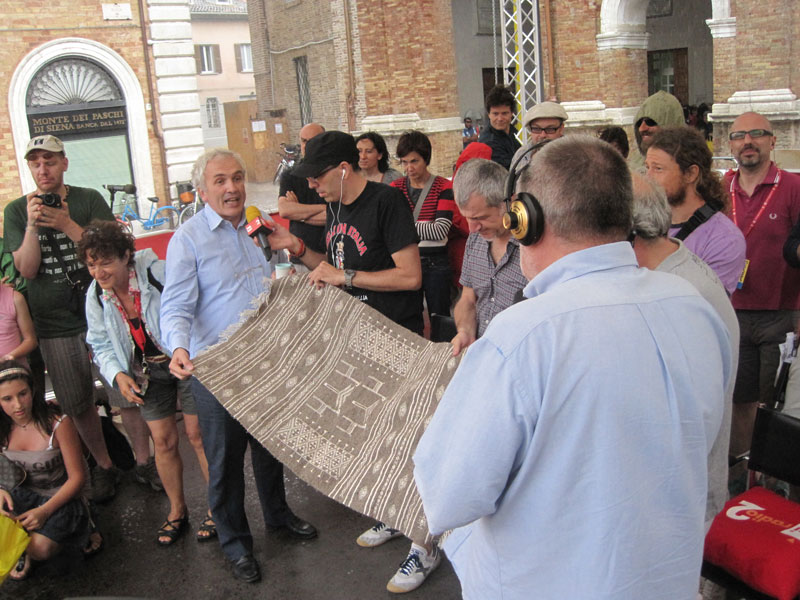 Flavio Lotti porta per l'asta di Libera un tappeto fatto a mano