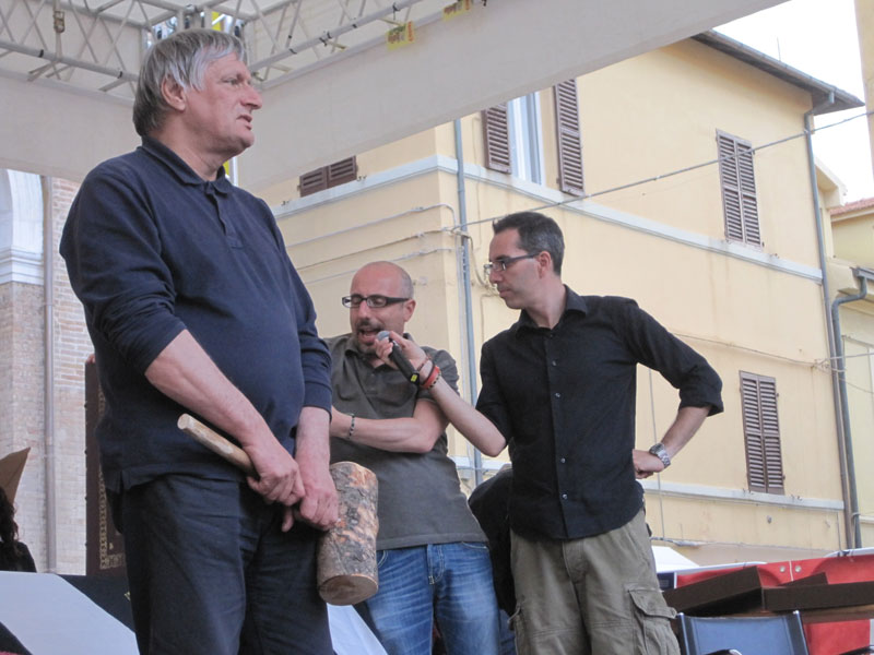 Don Ciotti, Marco Ardemagni e Filippo Solibello durante l'asta per Libera