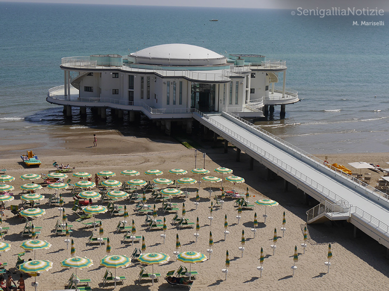 11/06/2015 - Tutti in spiaggia di fronte la Rotonda!