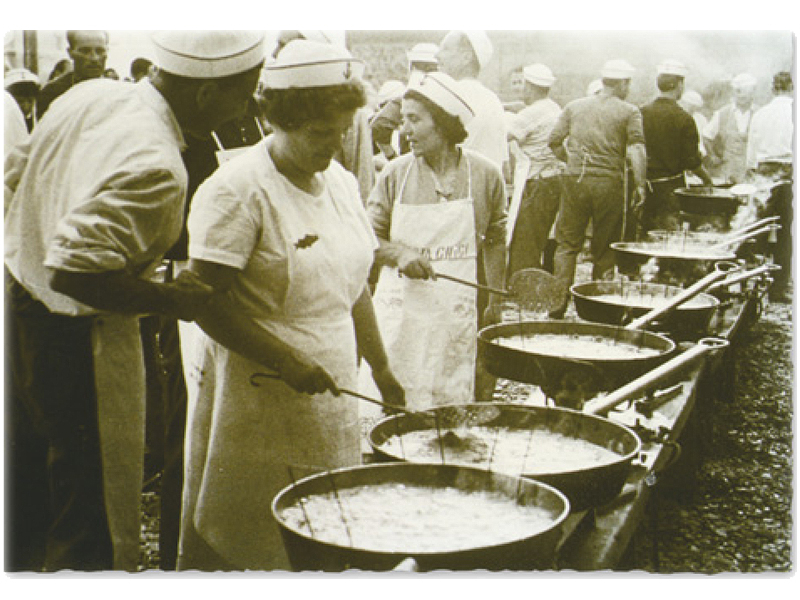 La cottura del pesce fritto (anni '60)