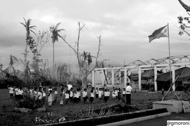 Lezioni scolastiche nelle Filippine devastate dal tifone
