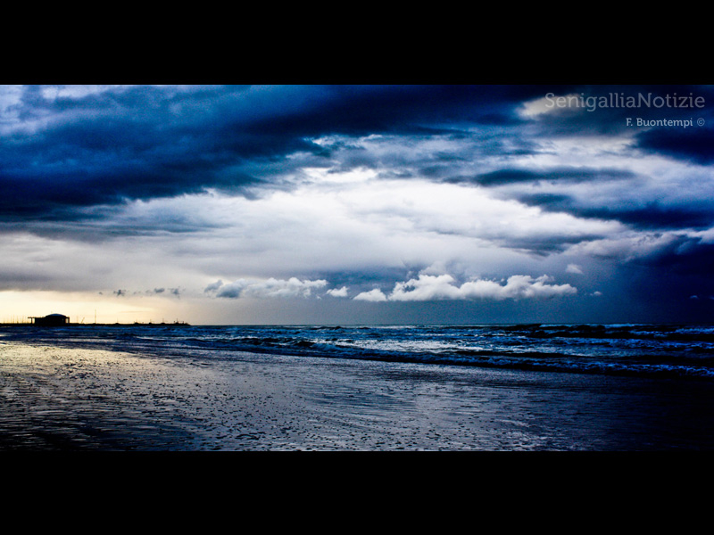 17/05/2012 - Nuvole sopra la Rotonda di Senigallia