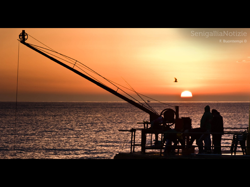 16/03/2014 - Pesca all'alba al molo di Senigallia