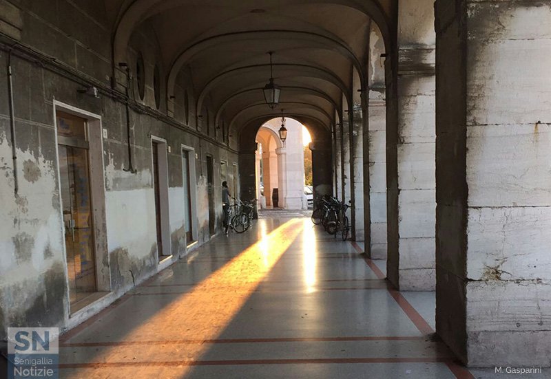 10/11/2016 - Lingua di sole nel portico