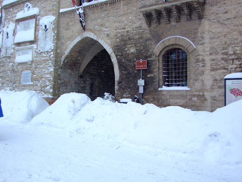 La neve davanti ai portoni di Arcevia