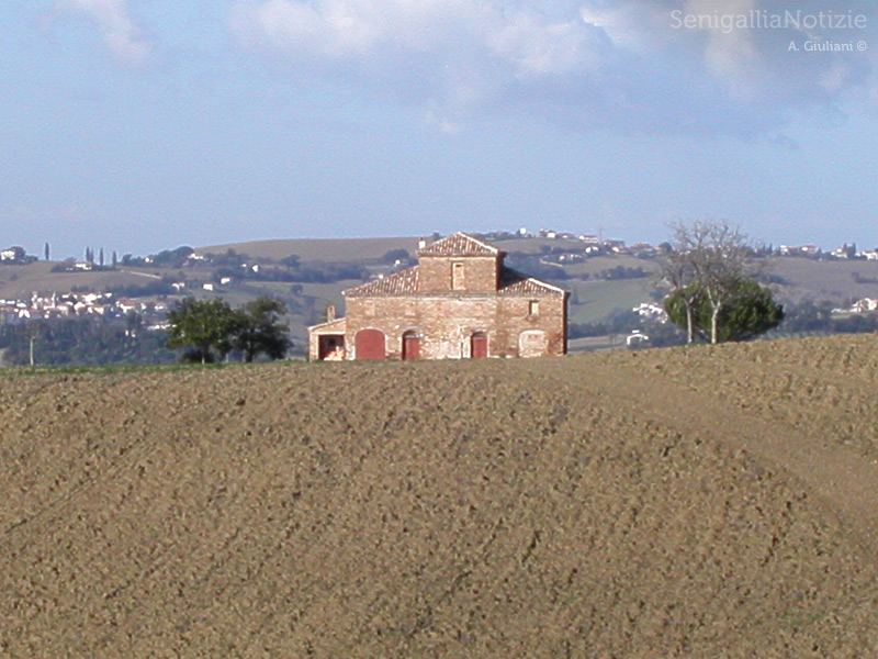 01/10/2012 - Casolare sul crinale della collina