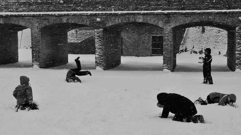 Bambini giocano nella neve alla Rocca Roveresca