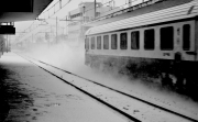 I treni sbuffano nella neve alla stazione di Senigallia