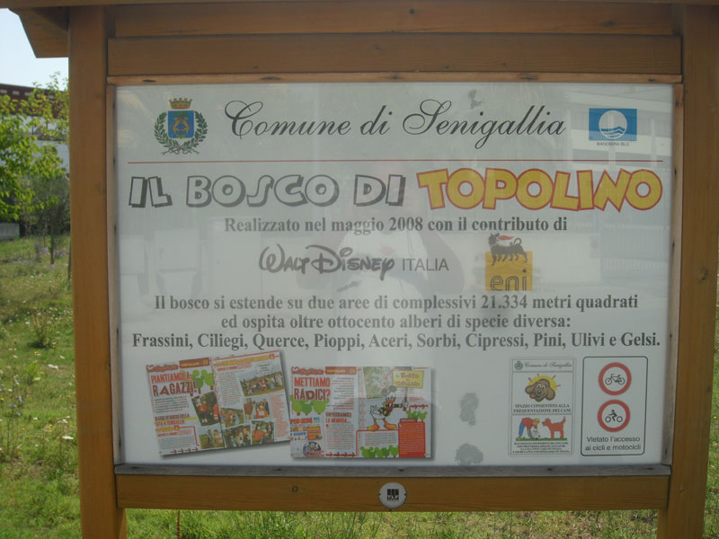 Cartello all'ingresso del Bosco di Topolino