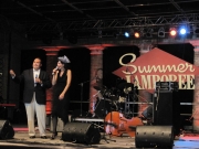 Laralù e Big Sandy presentano dal palco del Summer Jamboree