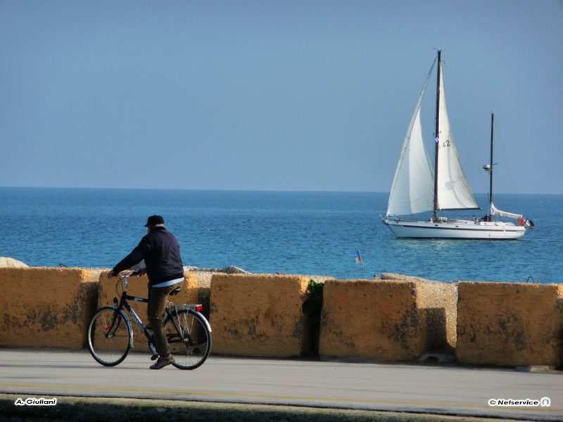 24/11/2009 - Senigallia, in bici lungo il molo di Levante