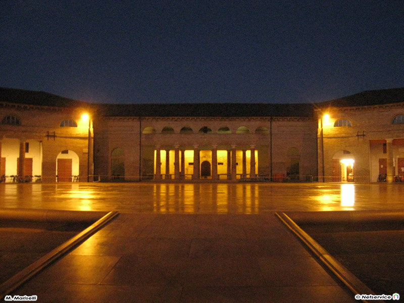 28/10/2010 - Senigallia, il Foro Annonario in notturna