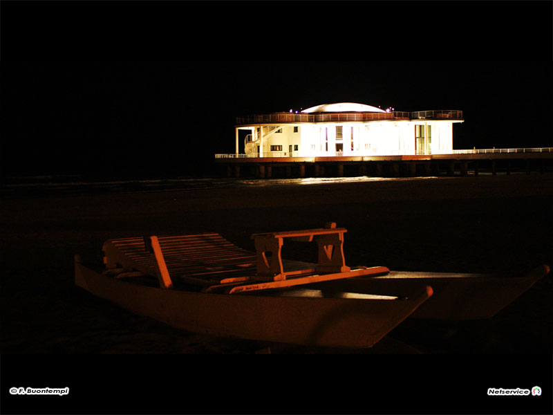 06/12/2010 - Senigallia, la Rotonda a mare in notturna - Foto di Francesco Buontempi