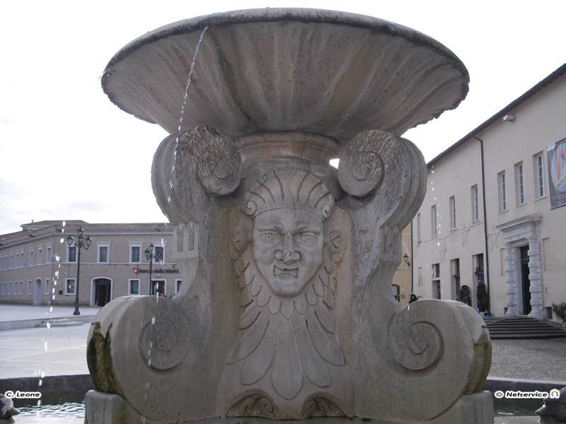 08/02/2011 - Fontana in piazza del Duca a Senigallia