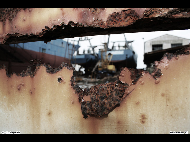 07/12/2011 - Il cantiere del Navalmeccanico di Senigallia, tra ruderi e ruggine