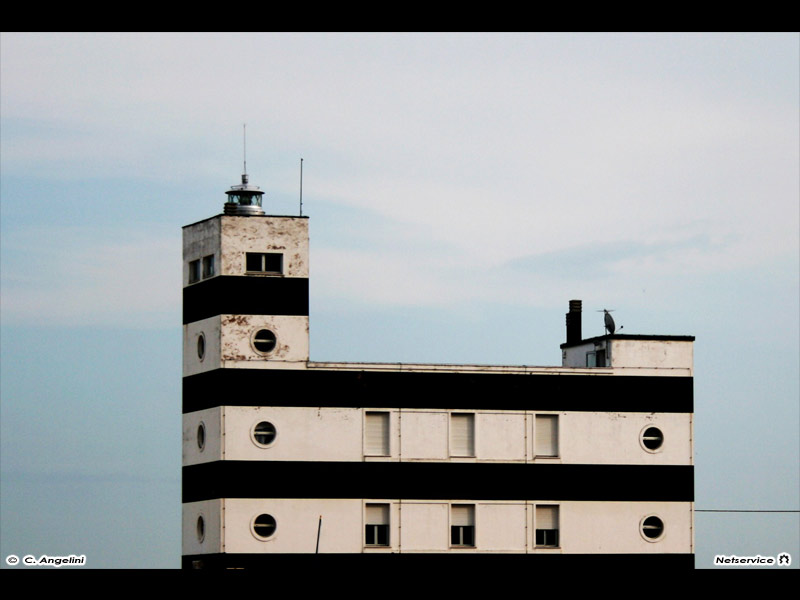 12/12/2011 - Il faro al porto di Senigallia